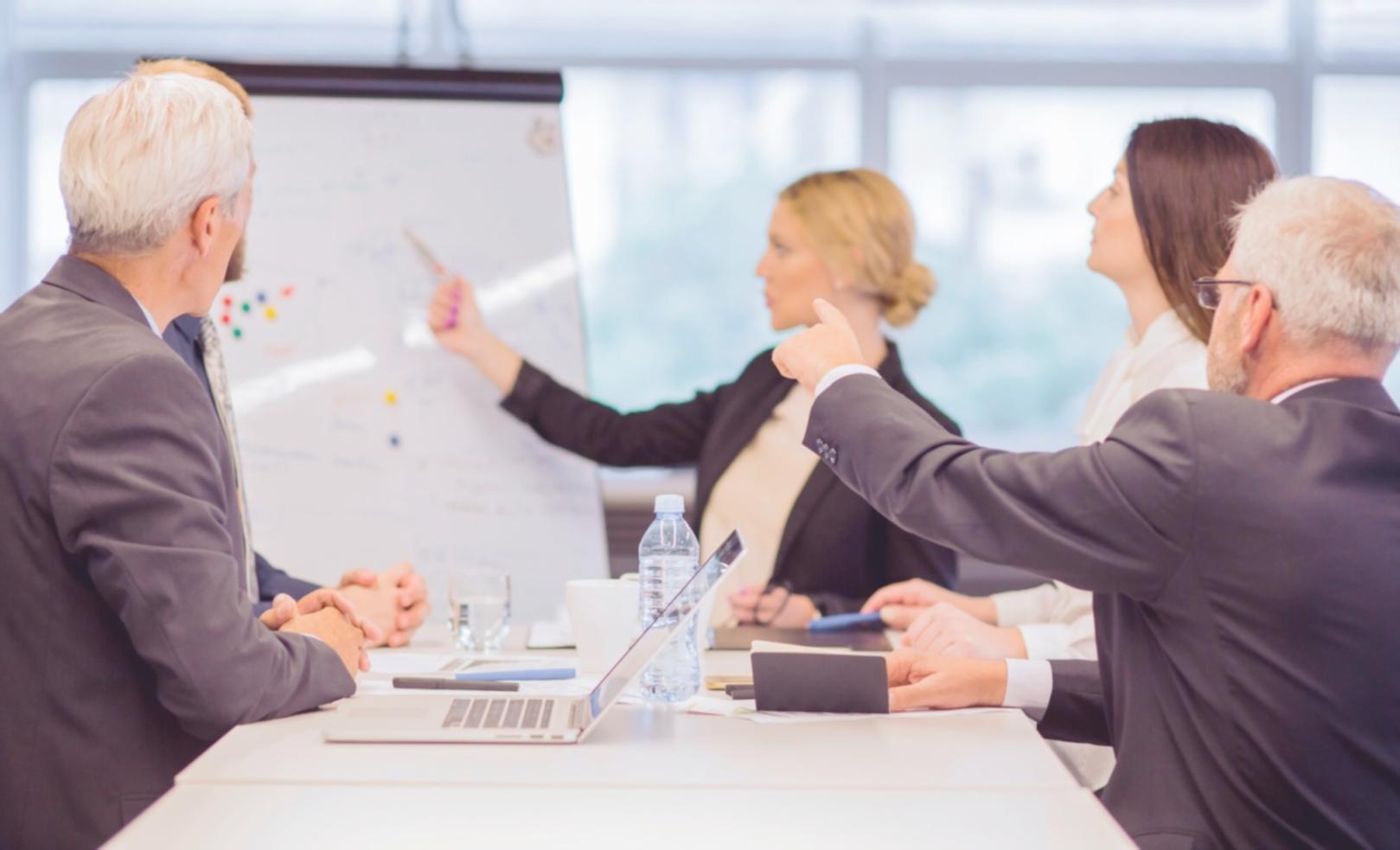 Personne travaillant sur ses finances personnelles