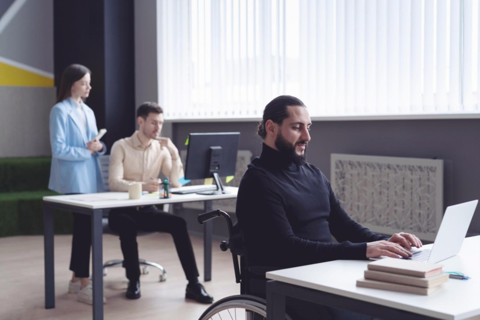 Espace de travail organisé avec documents financiers et outils de planification budgétaire